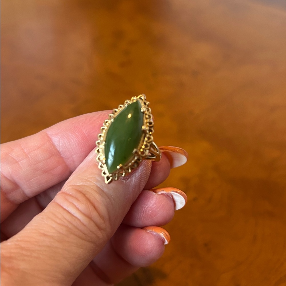 VINTAGE ESTATE PIECE! Jade and 14kt Gold Women's Ring - Picture 10 of 11